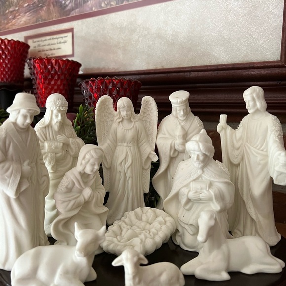 Vintage 1981 Solid Wood
Porcelain Nativity Set - Picture 8 of 10